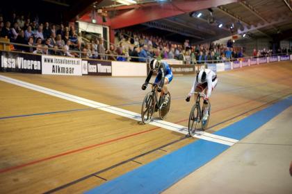 Baanwielrennen op de wielerbaan in Sportpaleis Alkmaar