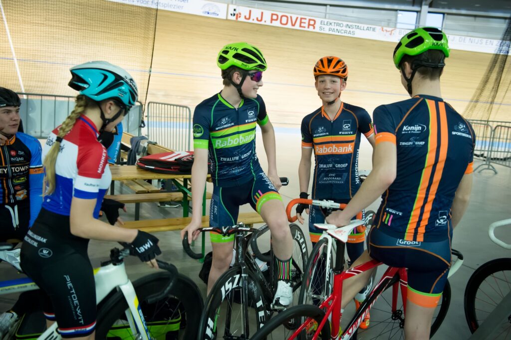 Jonge talenten staan te wachten op hun groepstraining