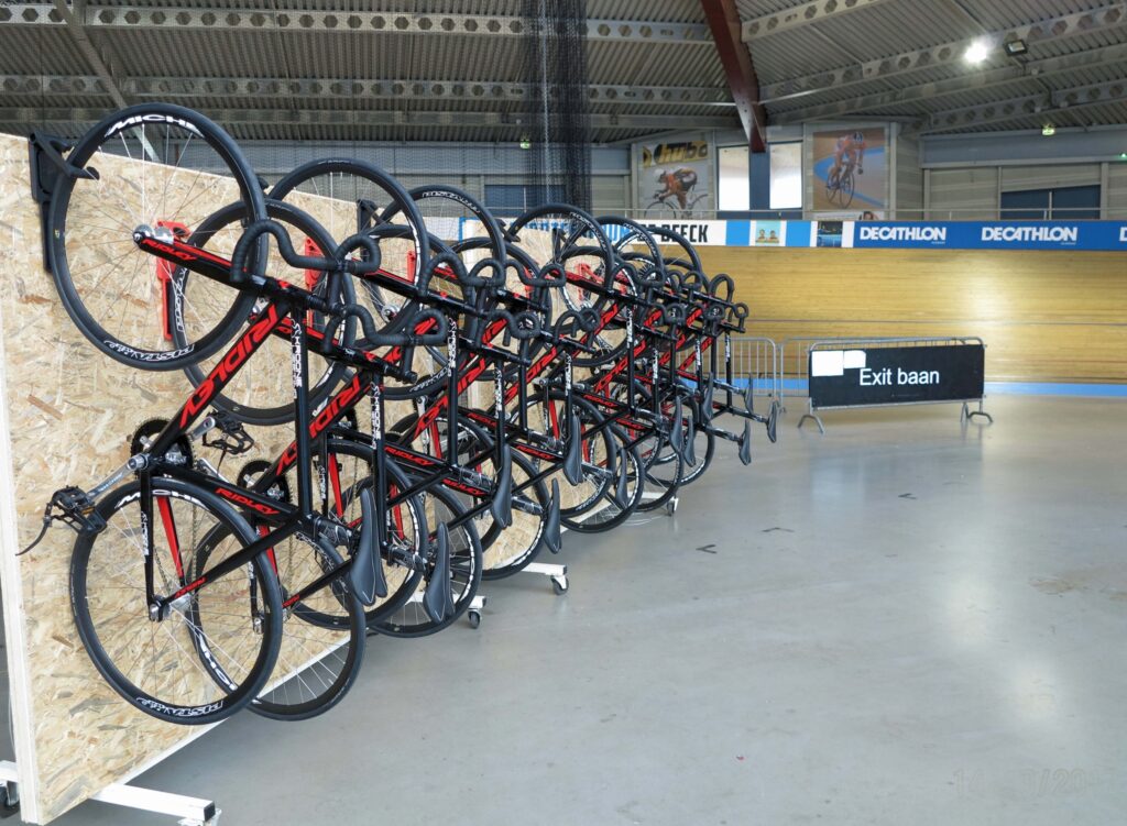 De baanfietsen van Sportpaleis Alkmaar staan klaar voor een introductie clinic