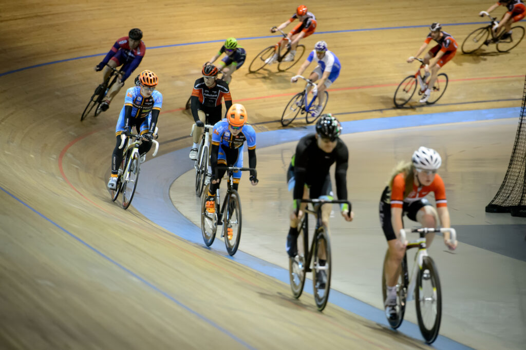 Renners rijden over de wielerbaan