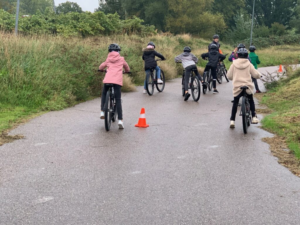 Bassischolen fietsen buiten en trainen fietsbehendigheid